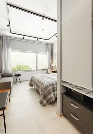 1 bedroom, in-room safe, desk, iron/ironing board - SQUARE Elegant Suite I on Aristorelous Square (Thessaloniki)