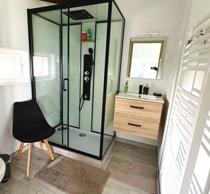 Dusche, Haartrockner, Handtücher, Seife