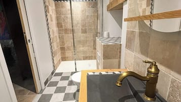 Douche, bidet, serviettes fournies