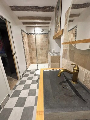 Douche, bidet, serviettes fournies