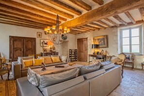 Unclassified image, 2 of 26, button