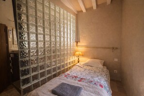 7 bedrooms, WiFi, bed sheets
