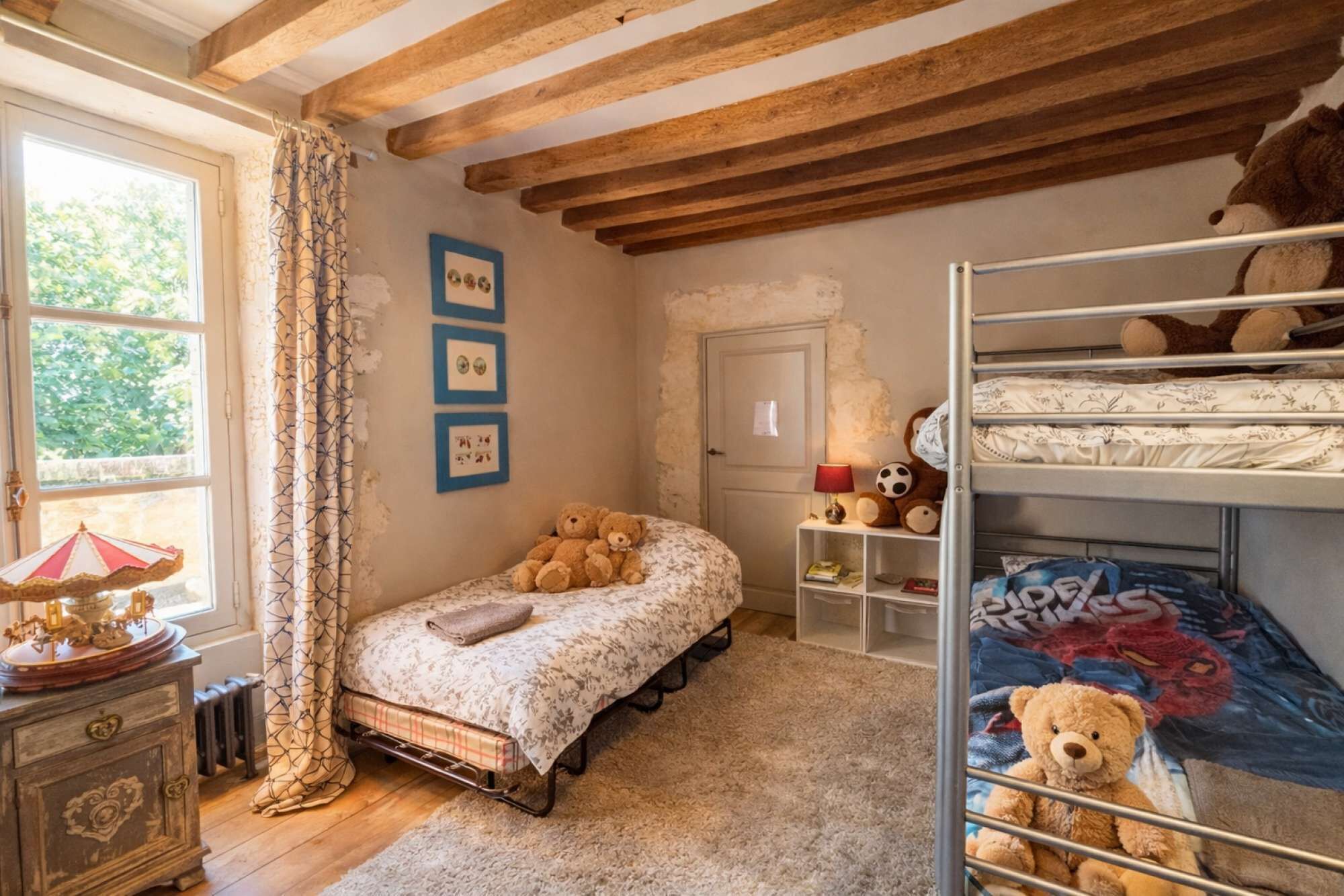 7 bedrooms, WiFi, bed sheets