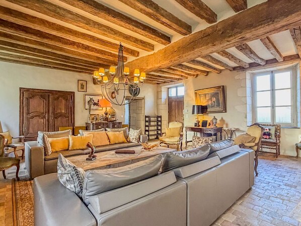 TV, fireplace, DVD player, books