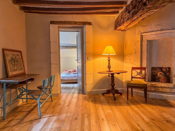 7 bedrooms, WiFi, bed sheets