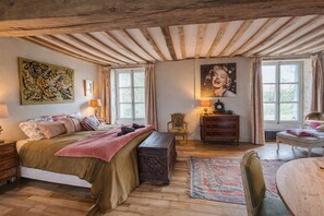 7 bedrooms, WiFi, bed sheets