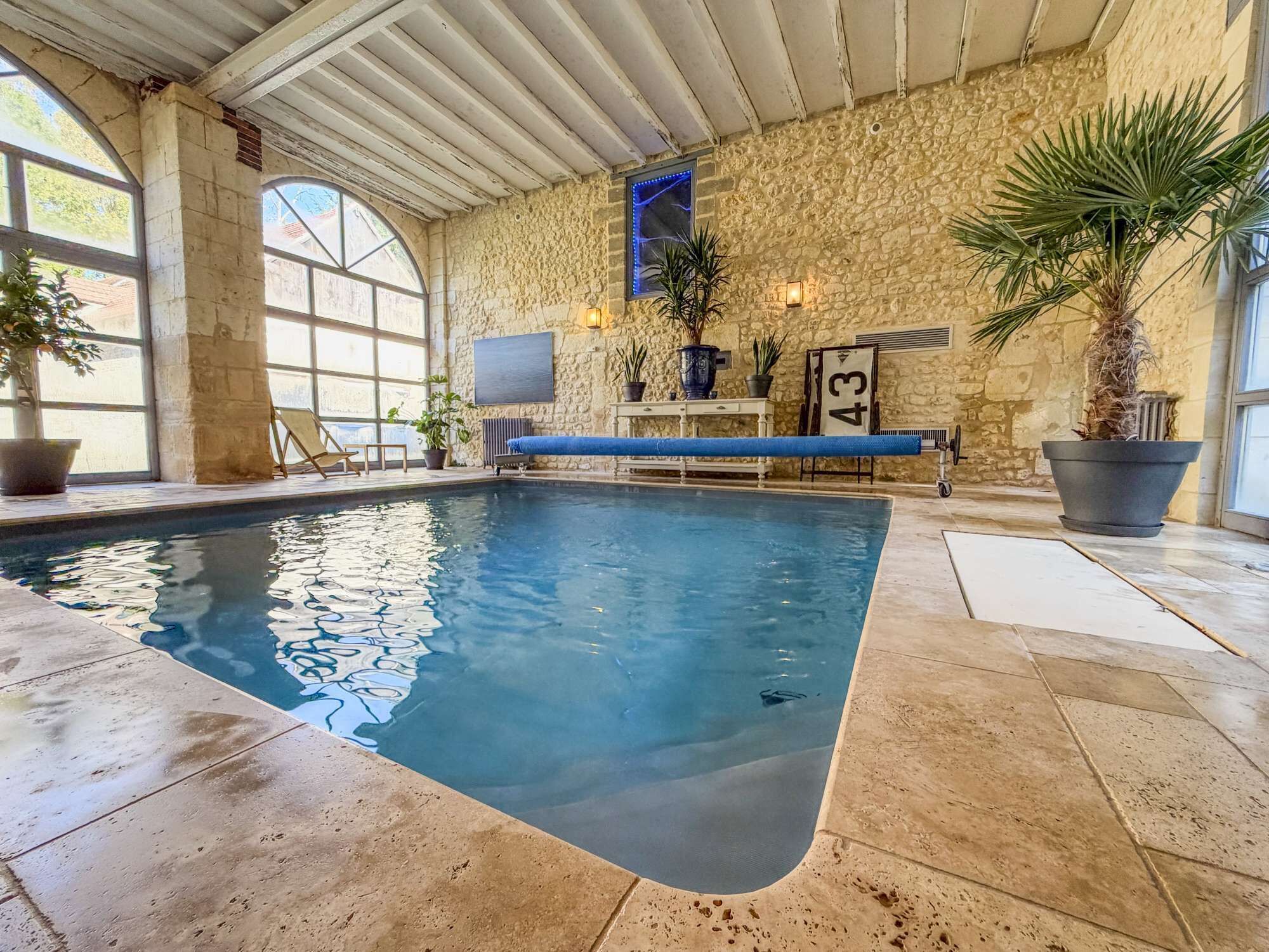 Een binnenzwembad en een verwarmd zwembad