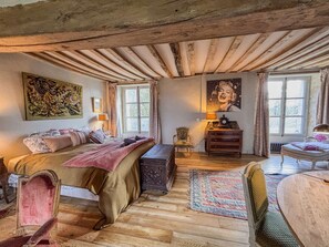 11 bedrooms, WiFi, bed sheets