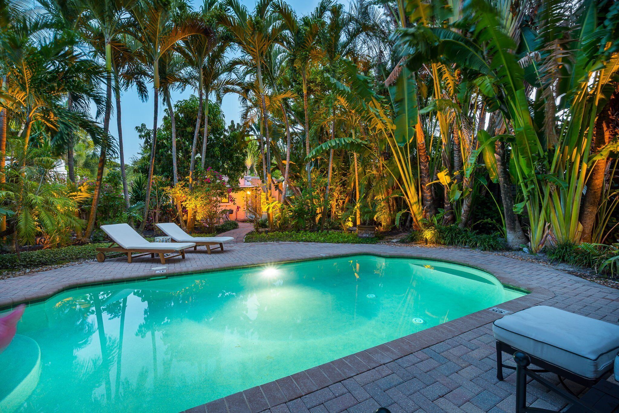 حمّام سباحة مُدفَّأ