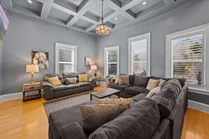 Een televisie, een open haard, videogames en tafelvoetbal