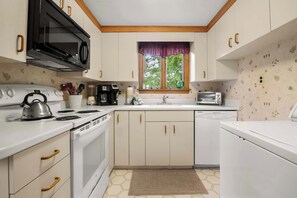 Frigorifero, microonde, forno, piano cottura