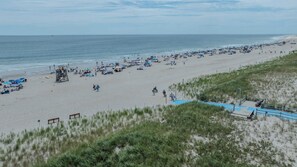 A beach with numerous umbrellas and beachgoers. - Studio, Walk to Nauset Beach! (Orleans)