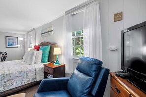 1 bedroom, iron/ironing board, WiFi, bed sheets - Studio perfect for 3, Walk to Nauset Beach! (Orleans)