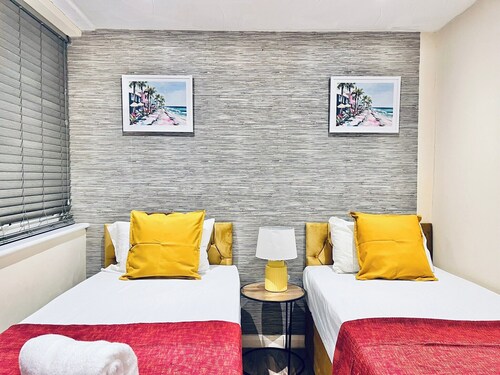 House - Sleeps 10 - Parking - Garden