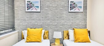 House - Sleeps 10 - Parking - Garden