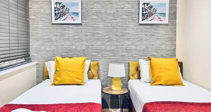 House - Sleeps 10 - Parking - Garden