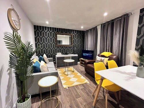 House - Sleeps 10 - Parking - Garden