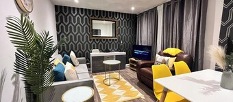 House - Sleeps 10 - Parking - Garden