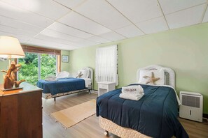 3 bedrooms, iron/ironing board, WiFi, bed sheets