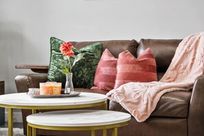 Fernseher, Kamin, Bücher, Arbeitsbereiche