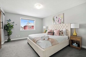 4 chambres, bureau, fer et planche à repasser, lit parapluie