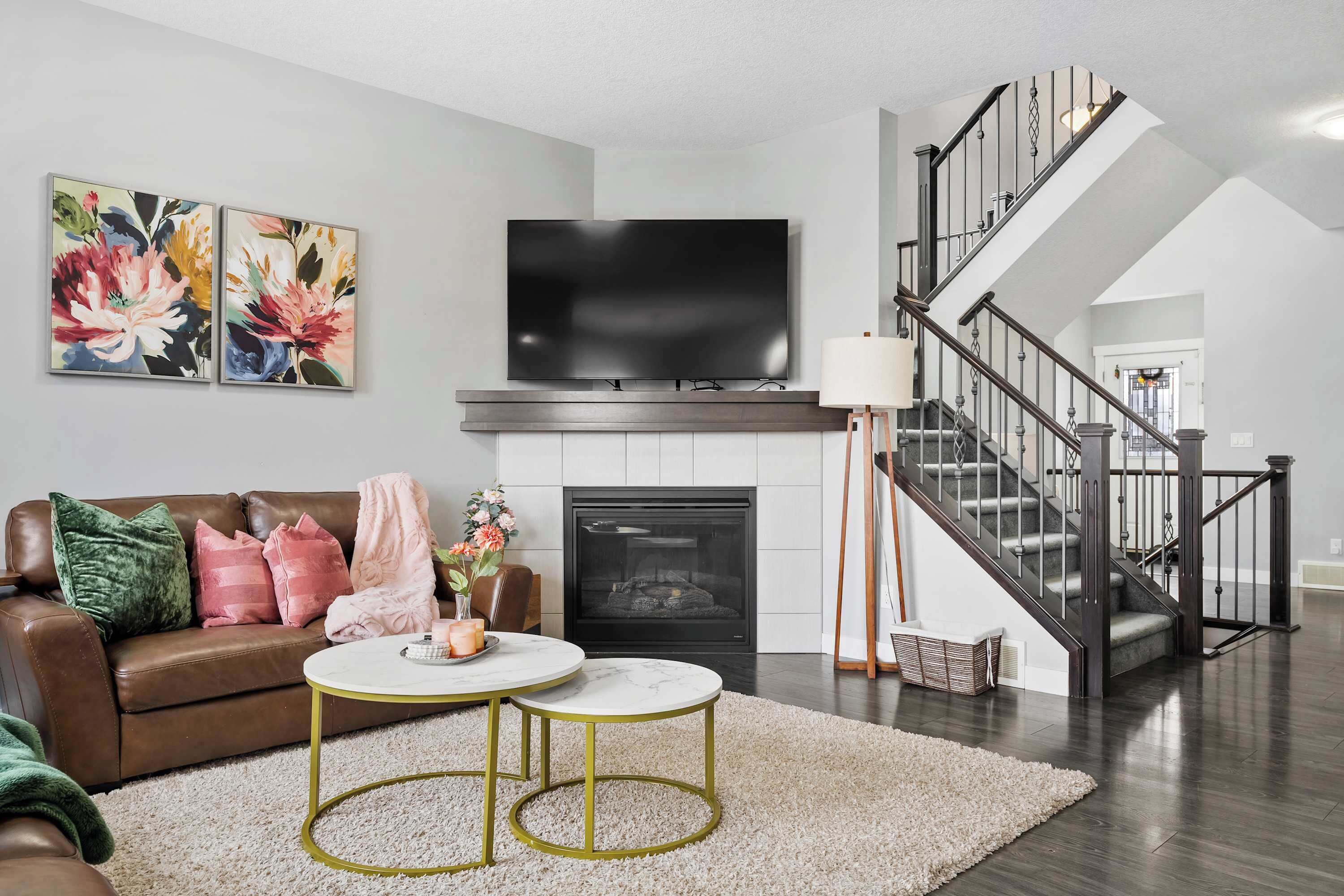 Televisio, takka, kirjoja, työhuone