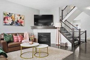 Téléviseur, foyer, livres, bureau