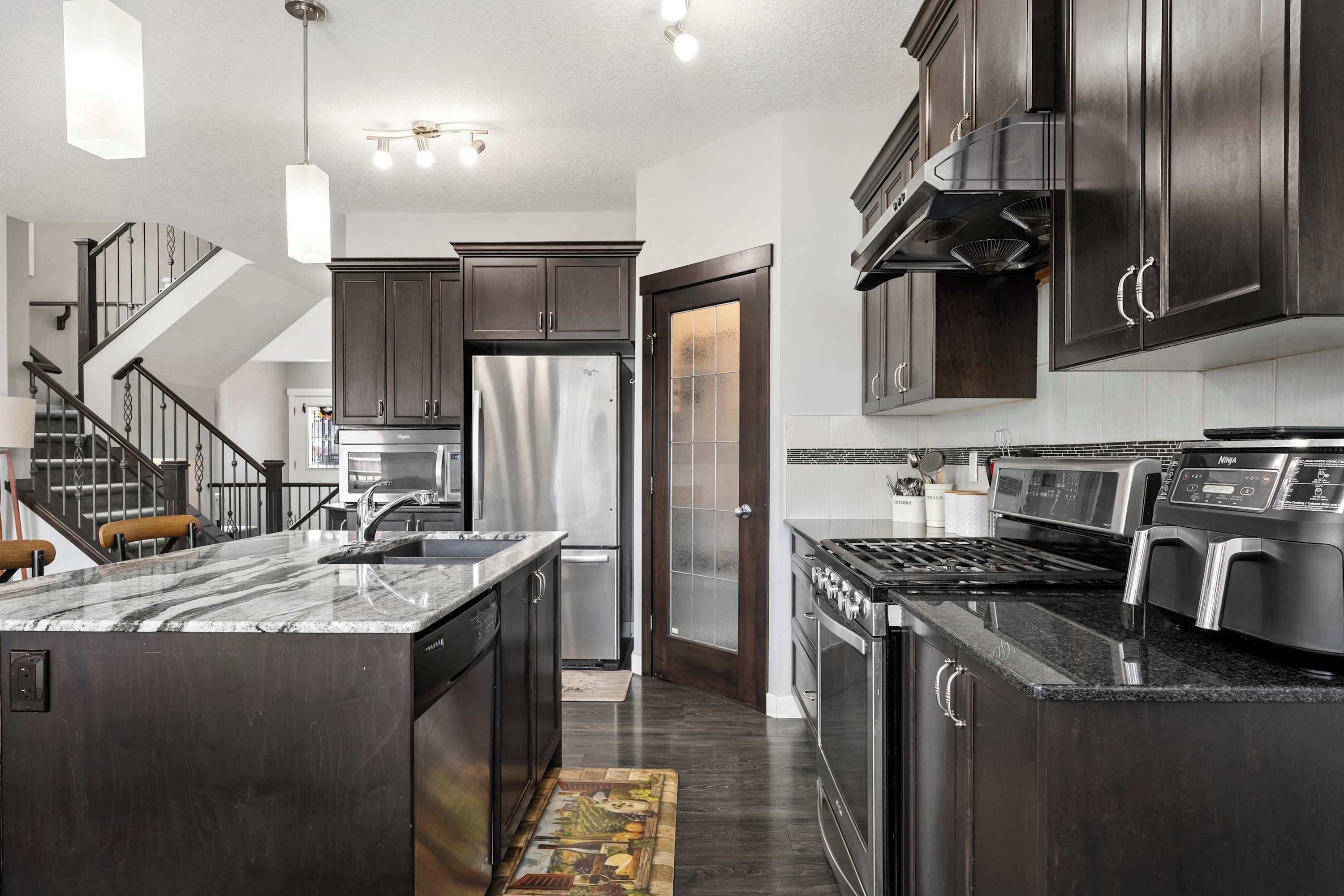 Jääkaappi, mikroaaltouuni, uuni, liesi