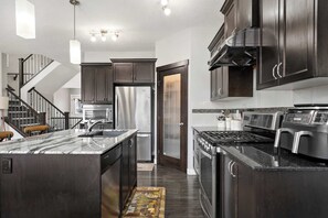 Réfrigérateur, four à micro-ondes, un four, surface de cuisson