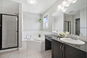 Shower, hair dryer, towels, shampoo - Family Home w/ Free Banff Pass, Kids Play Den (Calgary)