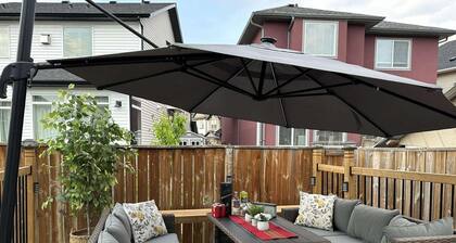 NEW! Family 4BR w Kid's Play Den & Yard- FREE Banff Pass, BBQ, Wine!