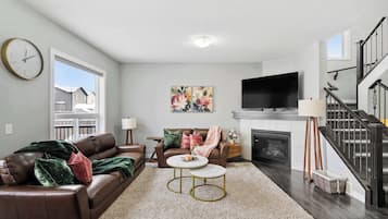 Fernseher, Kamin, Bücher, Arbeitsbereiche