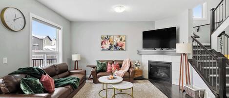 Téléviseur, foyer, livres, bureau