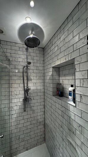 Ducha, secador de pelo, toallas