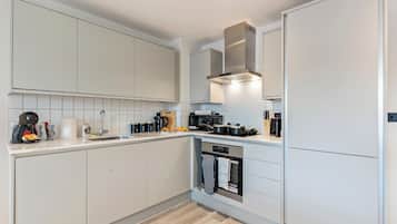 Apartment | Peti sejuk, ketuhar gelombang mikro, ketuhar, dapur