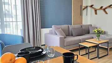 Apartamento conforto, sacada | Área de estar | TV LCD 50 polegadas com canais a cabo