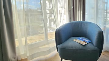 Apartamento conforto, sacada | Área de estar | TV LCD 50 polegadas com canais a cabo