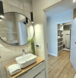 Comfort-Apartment, Balkon | Badezimmer