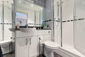 Apartment | Badezimmer | Badewanne und Dusche (separat), Komfortbadewanne, Handtücher