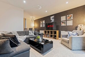 Apartment | Living area - Cave Dunes 2 bed 2 Bath, Freepark, Netflix (Birmingham)