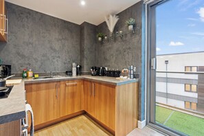 Apartment | Private kitchen | Fridge, microwave, oven, stovetop - Cave Dunes 2 bed 2 Bath, Freepark, Netflix (Birmingham)