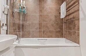 Zuhanyzó, mély merülőkád, hajszárító és törölközők