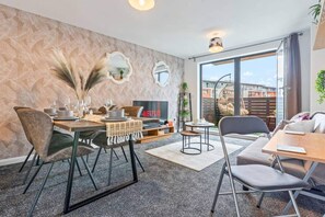 Living area - Desert Oasis Sleeps 8 With Parking (Birmingham)