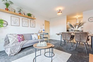 Living area - Desert Oasis Sleeps 8 With Parking (Birmingham)