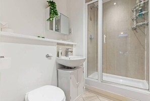 アパートメント | バスルーム | シャワー、深めの浴槽、ヘアドライヤー、タオル