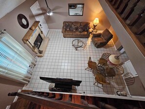 Télévision, cheminée, lecteur de DVD