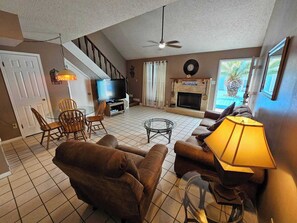 Televisie, een open haard en een dvd-speler