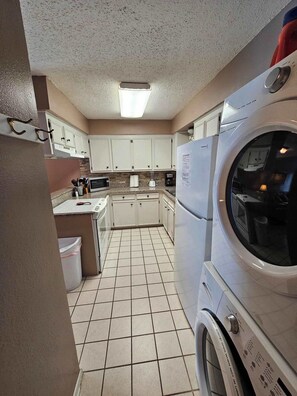 Een koelkast, een microgolfoven, een oven, een kookplaat