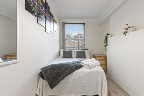 4 bedrooms, free WiFi, bed sheets - City Escape London - Spacious 4 Bedroom House (London)