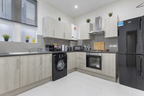 Casa | Cocina privada | Frigorífico, microondas, horno y placa de cocina